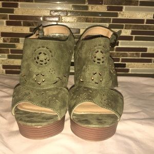 Women’s Wedge Heals Size 9